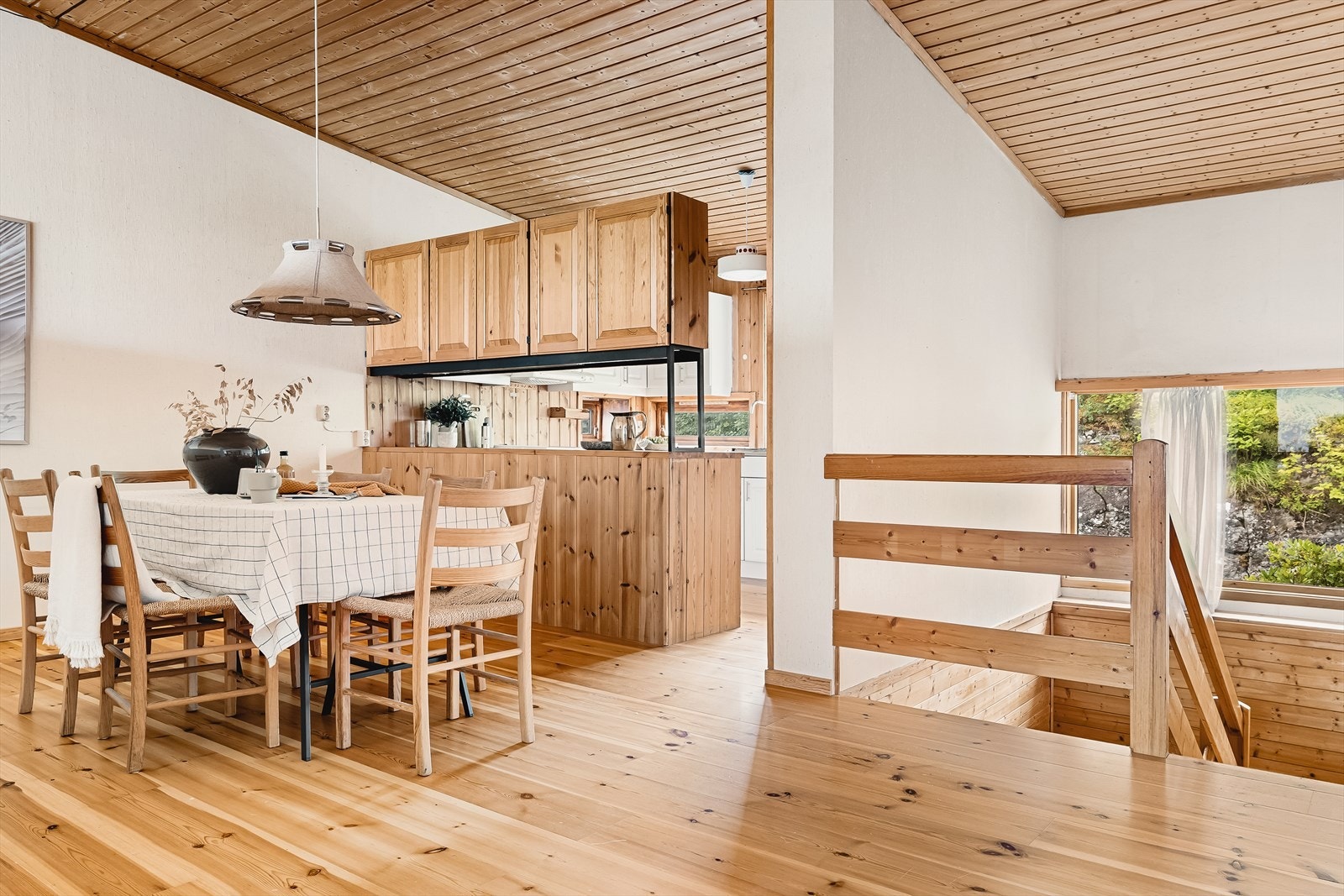 Kjøkkendel med plass til et godt kjøkken og spisebord. Galleribilde