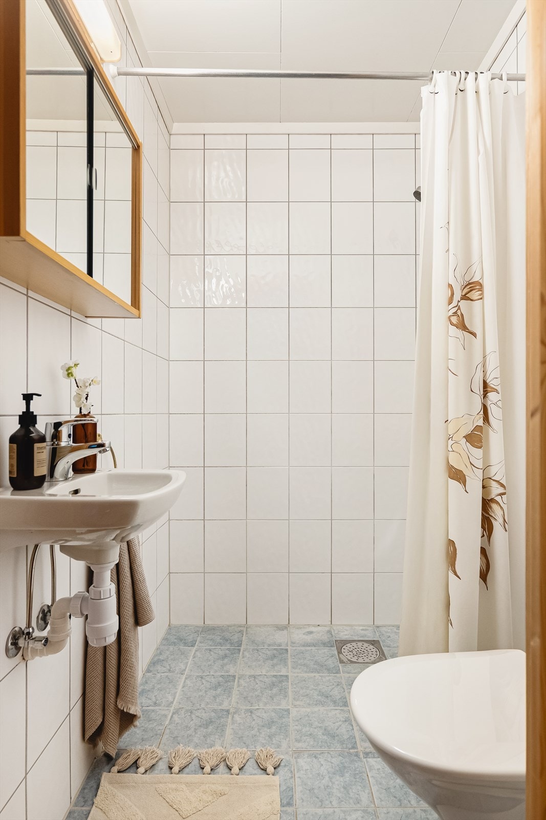 Baderommene ble modernisert i 2003, og arbeidet ble utført av Storberget Mur og Flis AS og Fyllingen VVS. Galleribilde