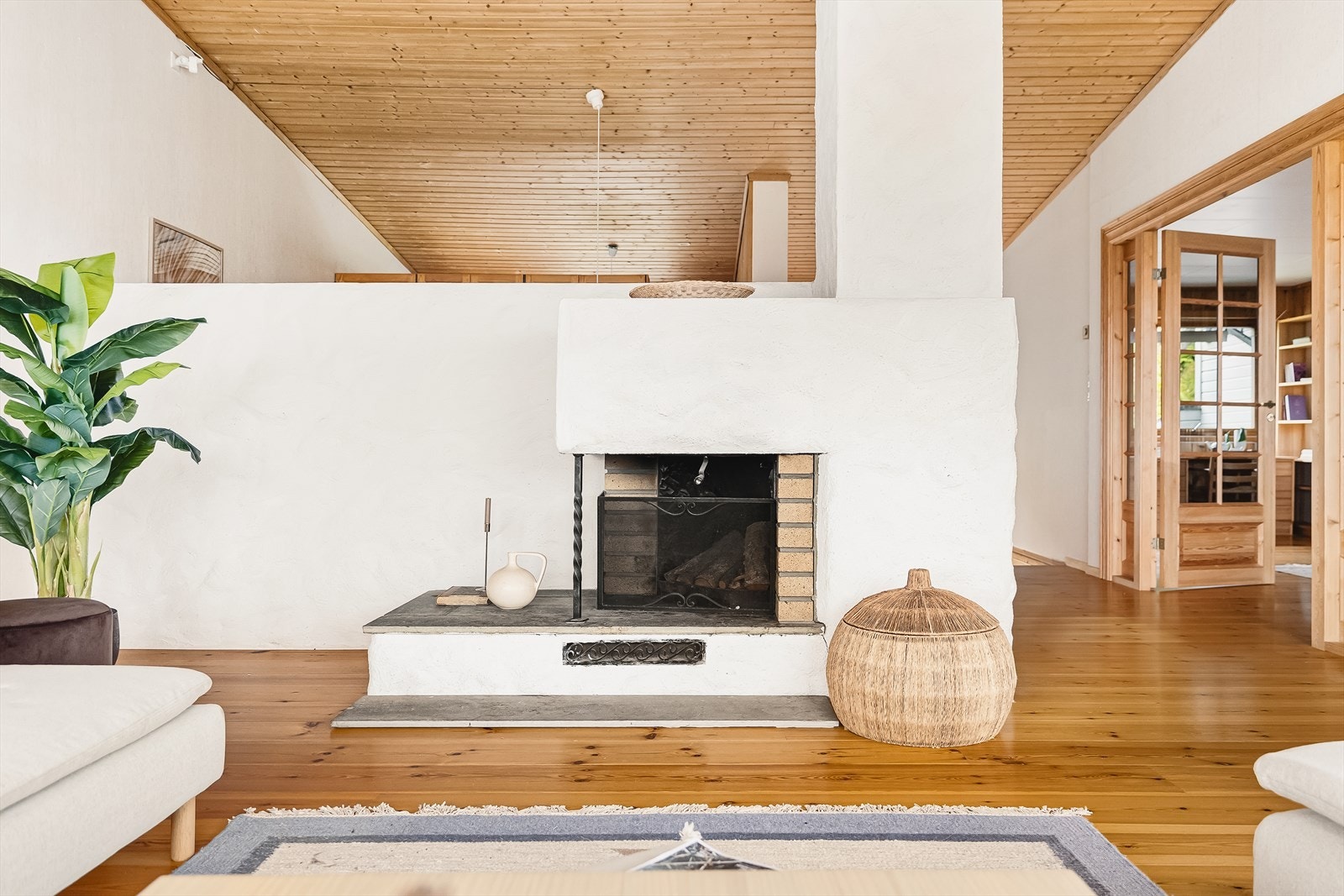 Ildsted med åpen peis. Huset har også varmekabler, varmepumpe og takvarme. Galleribilde