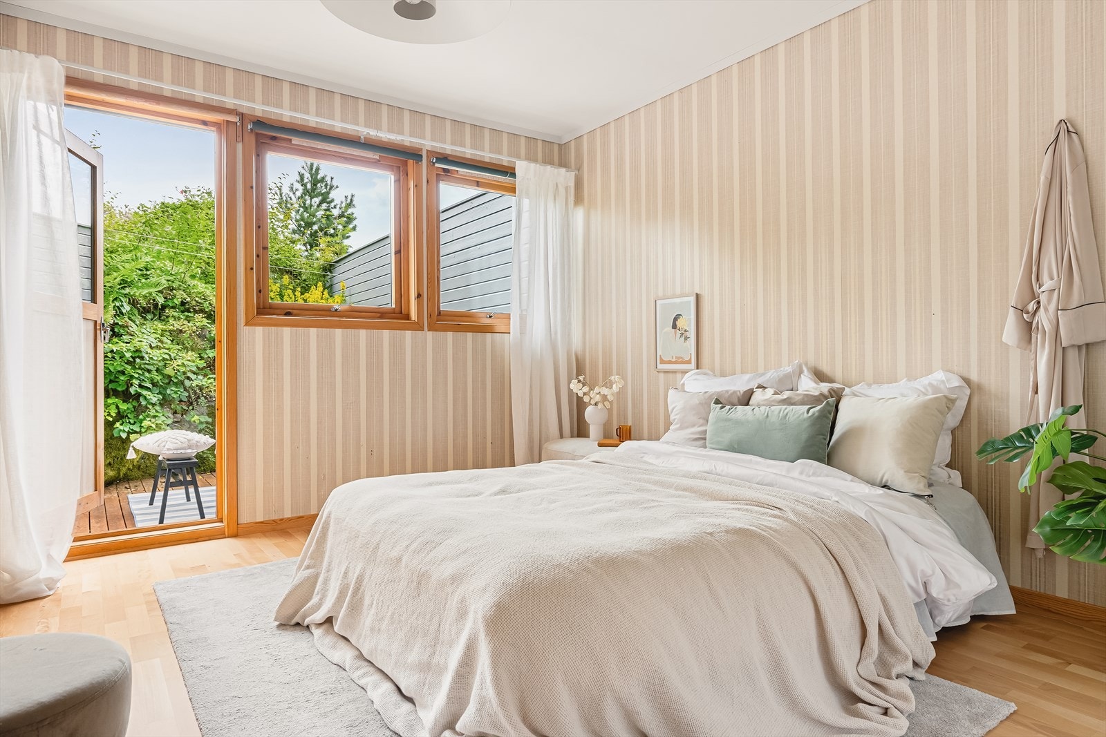 Hovedsoverommet har god plass til dobbeltseng, garderobeløsning og utgang til nordvestvendt terrasse på 17,3 kvm. Galleribilde