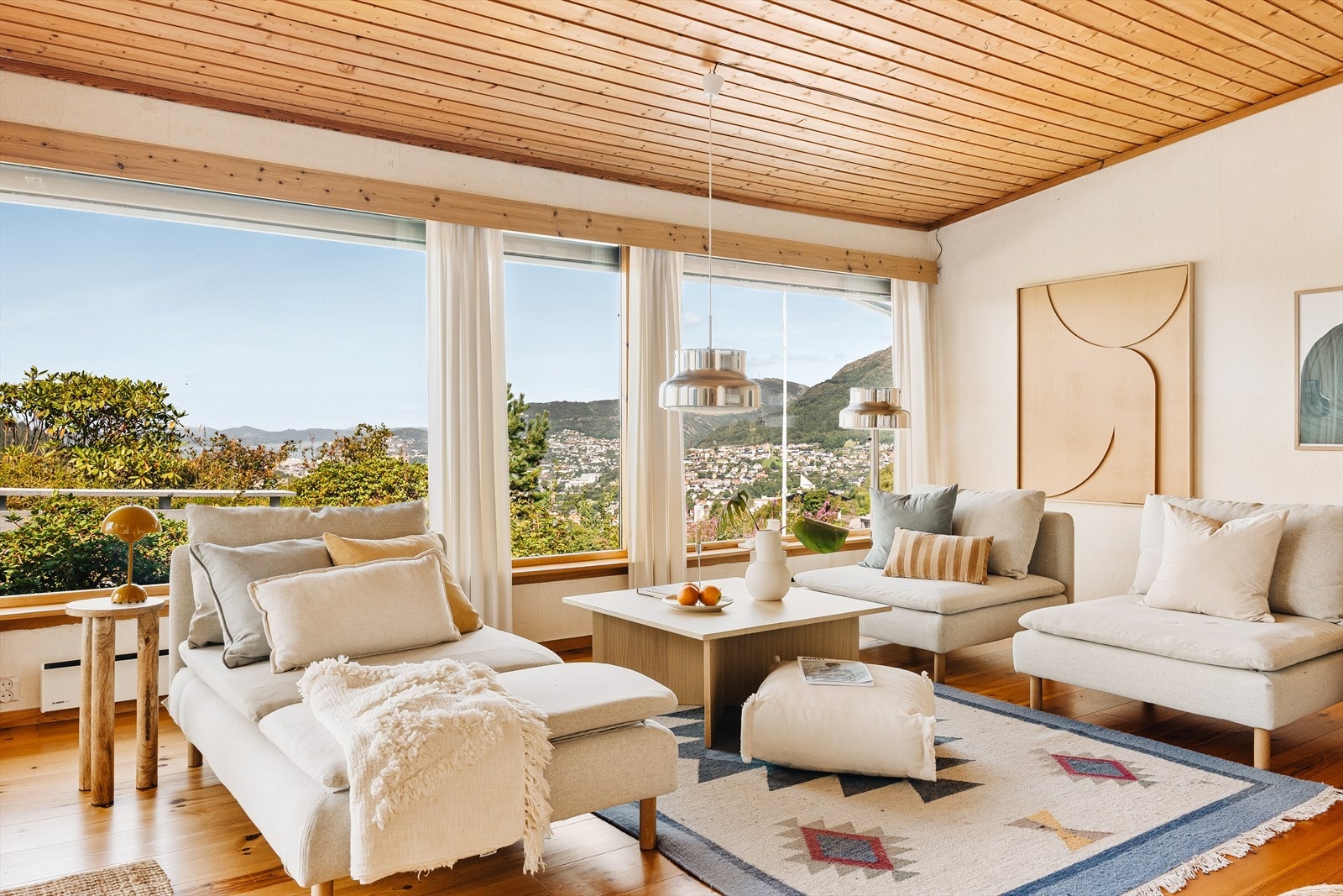 Rekkehusets andre etasje er familiens felles oppholdsrom og måler totalt 74,3 kvm. Galleribilde