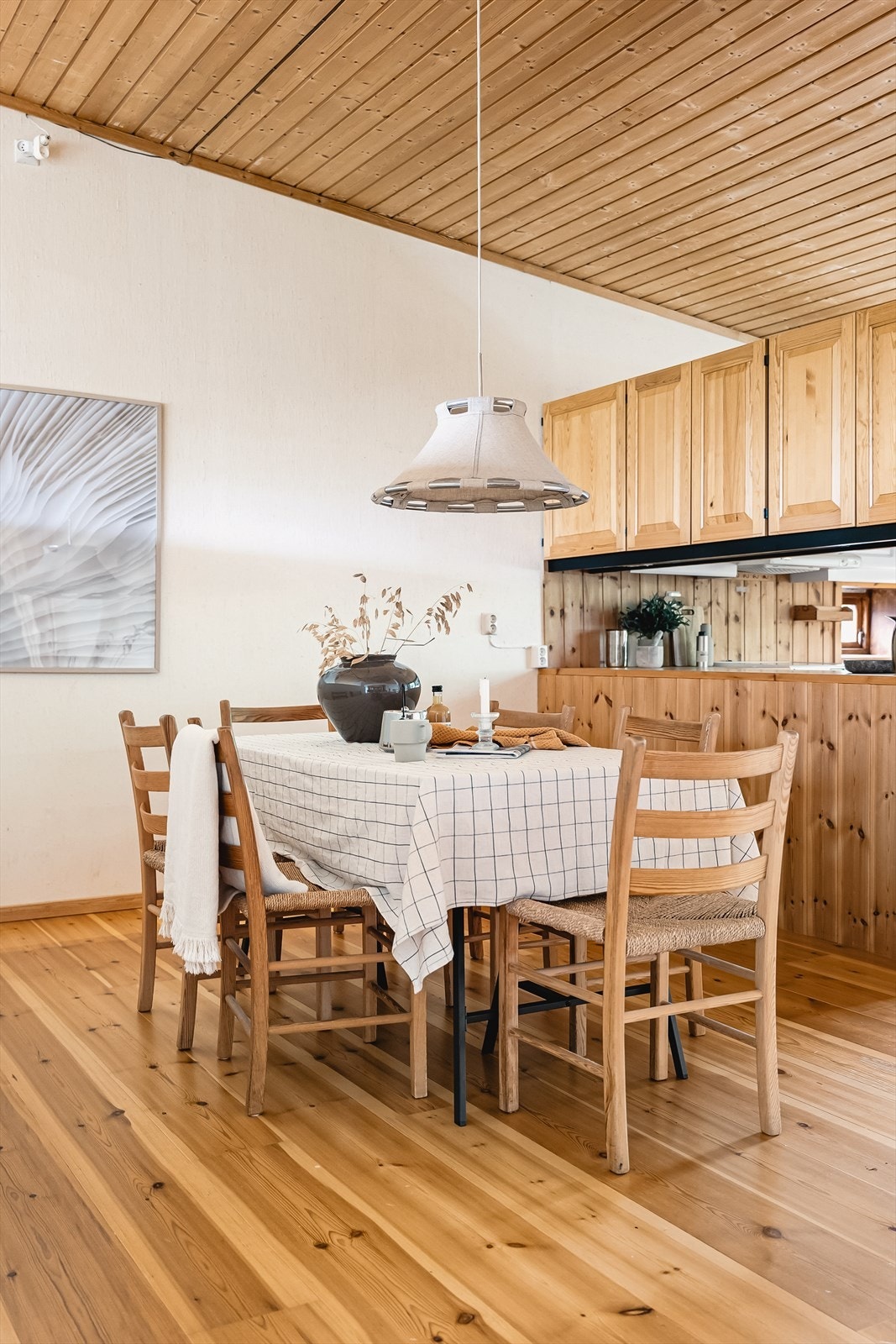 Her kan foreldre lage middag samtidig som de holder et halvt øye på at ungene gjør leksene ved spisebordet. Galleribilde