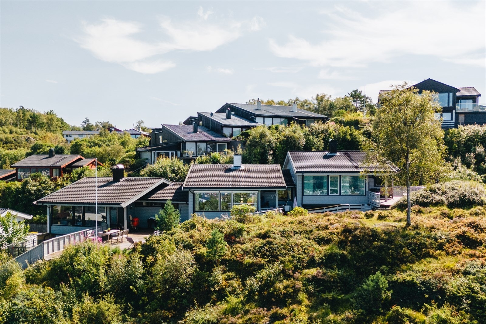 Nabolaget har noe for alle aldersgrupper med lekeplasser, fotballbane og nydelige turområder. Galleribilde