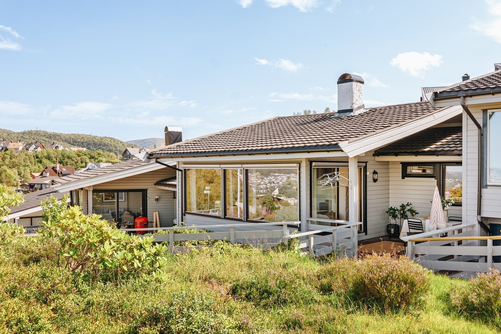 Rekkehuset ligger pent tilbaketrukket i en skjermet rekke. Galleribilde