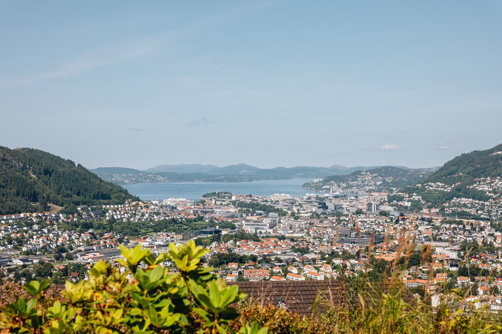 Fra boligens stue og uteområder er det nydelig vidstrakt utsikt over Bergensdalen, Løvstakken, Ulriken, Bergen sentrum, Byfjorden og Askøy i det fjerne. Galleribilde