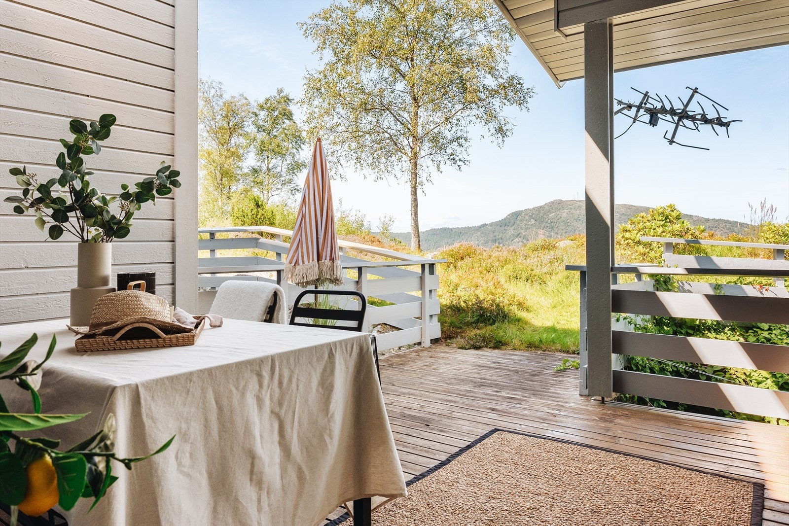 Denne terrassen måler 15,6 kvm, hvorav 9 kvm er overbygd. Eiendommen strekker seg hele bredden av huset, helt ned til veien i forkant. Eiendomskart finnes på: https://seeiendom.kartverket.no/ Galleribilde