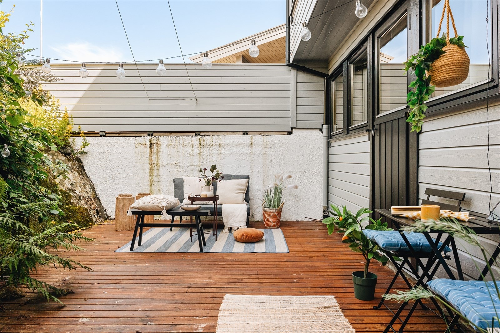 Terrenget rundt terrassen gjør at den er helt i le for vind og uten innsyn. Perfekt for å nyte solen, også når det blåser surt. Galleribilde