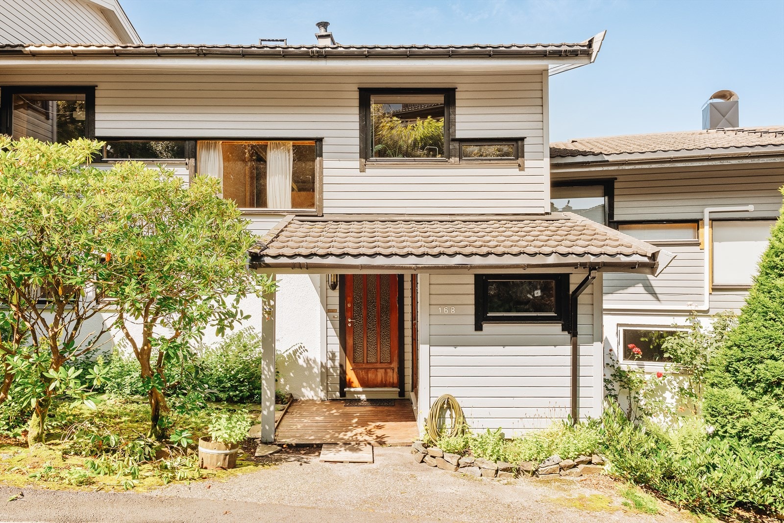 Velkommen til Nattlandsfjellet 168. Stor Rhododendron som blomstrer tidlig ønsker våren velkommen. Galleribilde