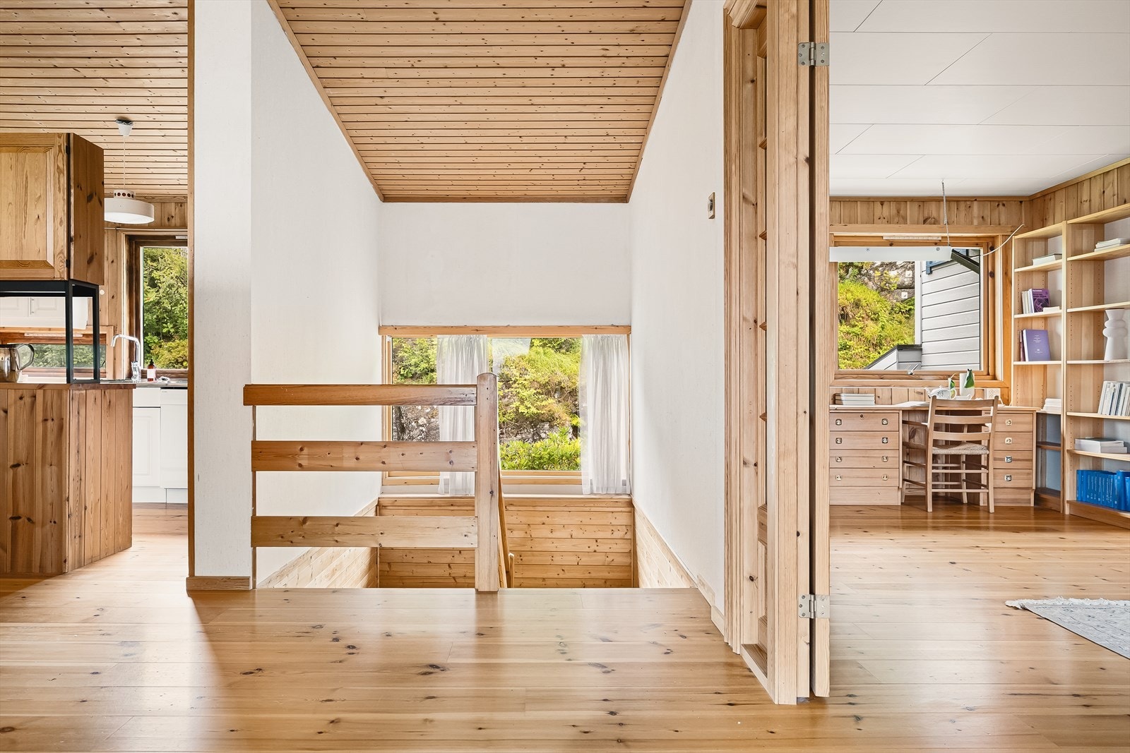 I delvis åpen løsning med stuen er arbeidsrommet / tv-stuen. Galleribilde