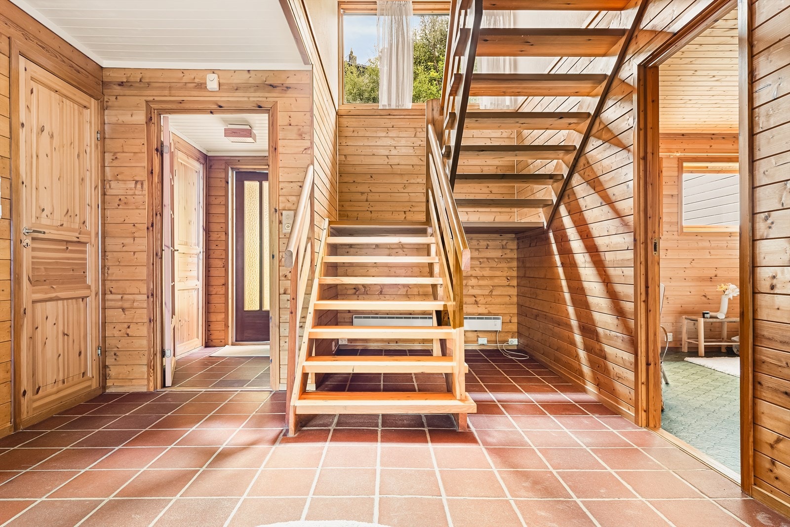 Denne etasjen inneholder: inngangsparti, tre gode soverom, to flislagte bad, vaskerom, hall/trapperom og rikelig med bodplass. Galleribilde