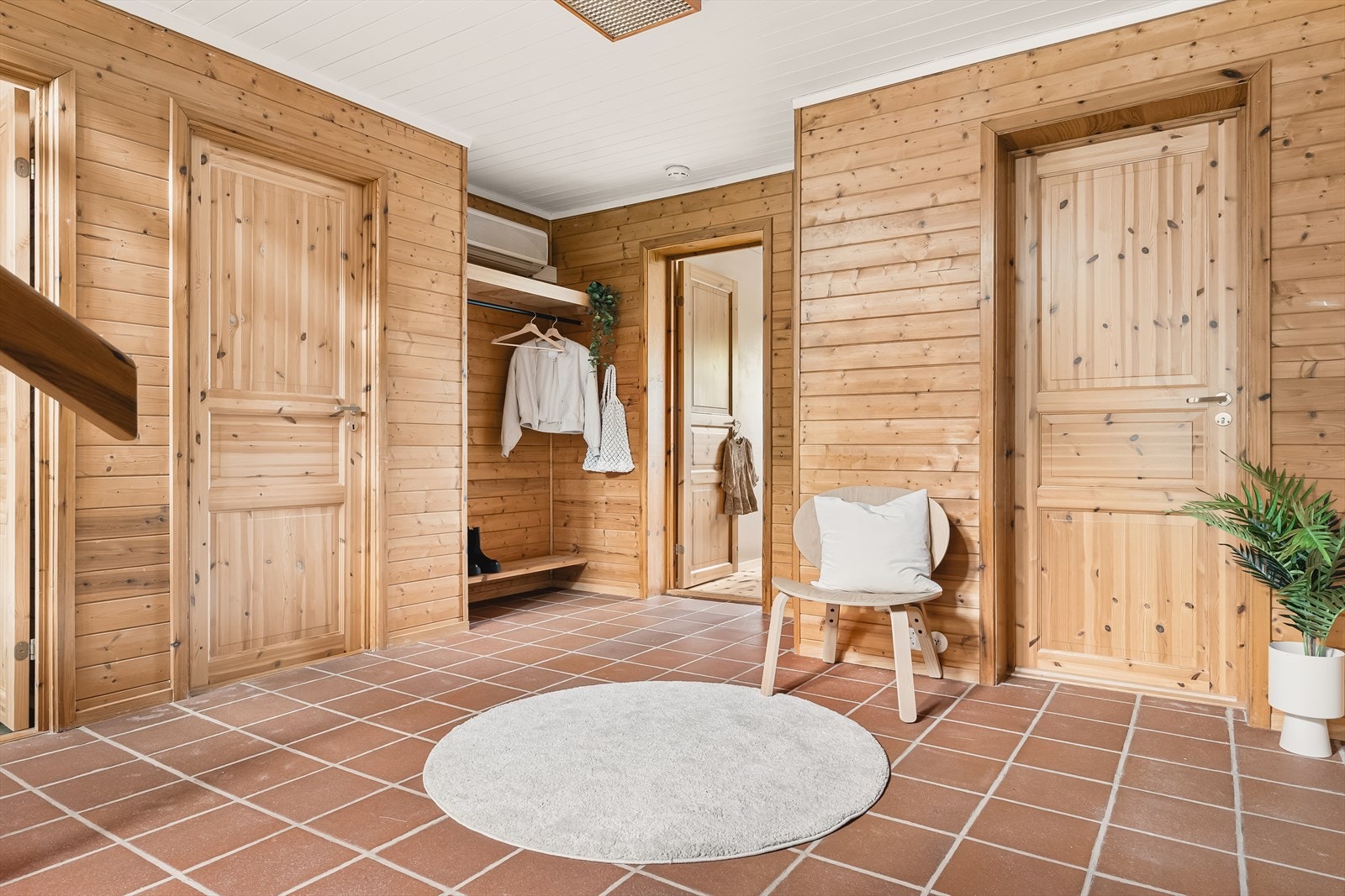 Hallen har varmekabler i gulv og fliser fra 2003. Galleribilde