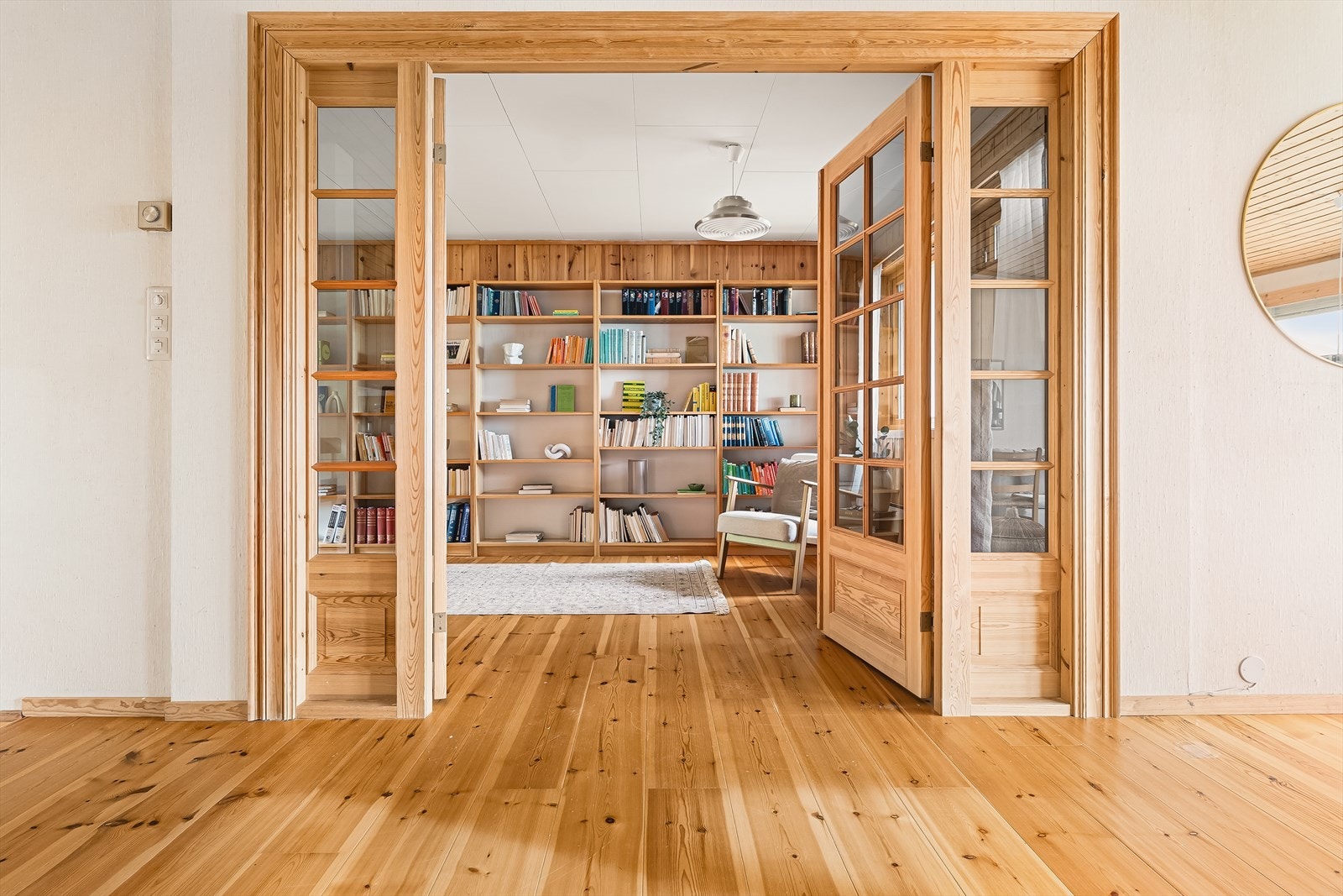 Arbeidsrommet har inngang med doble dører, og måler 20,7 kvm. Galleribilde