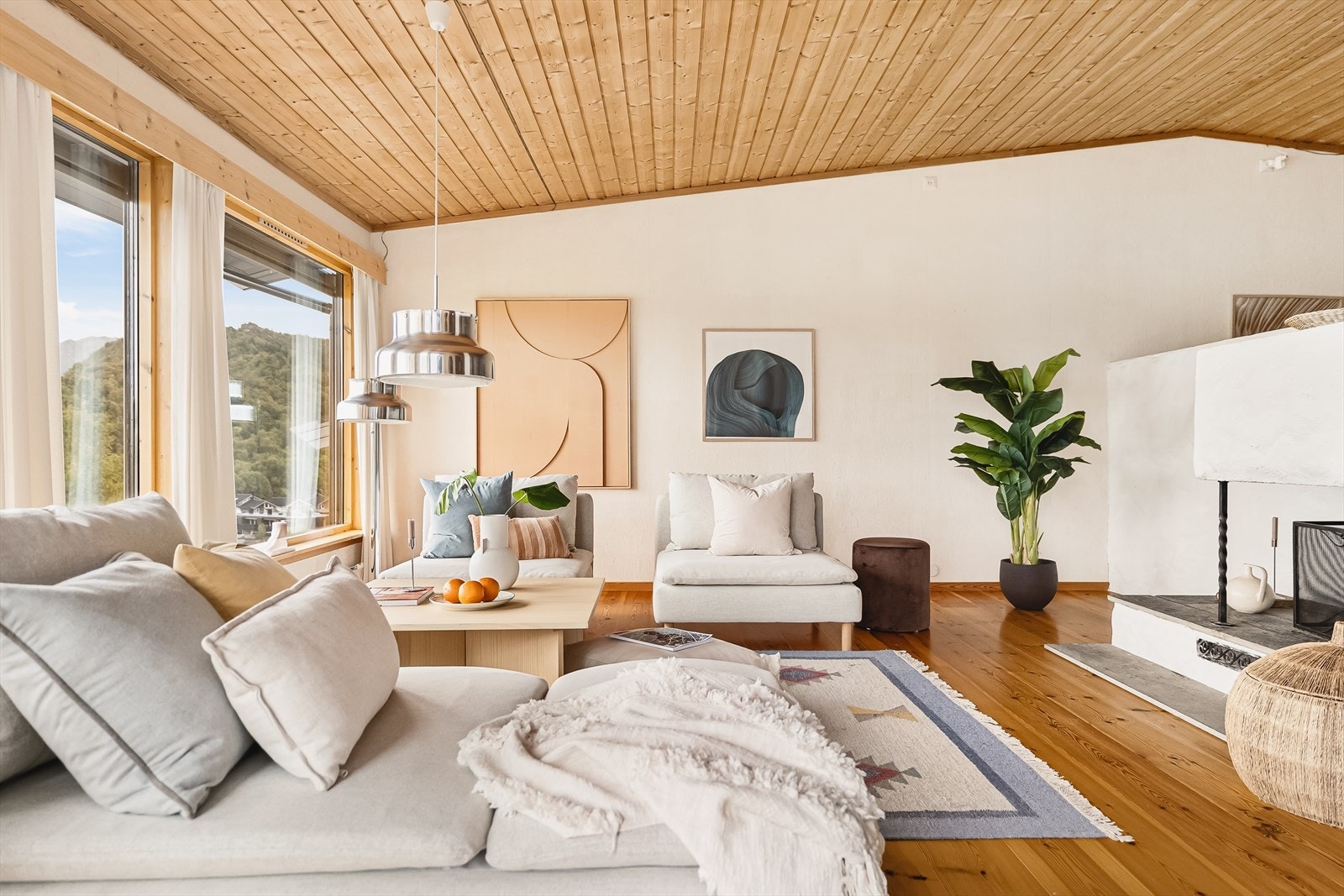 Det første dine gjester vil legge merke i 2.etasje er den nydelige utsikten og gode takhøyden (2,98 meter). Galleribilde