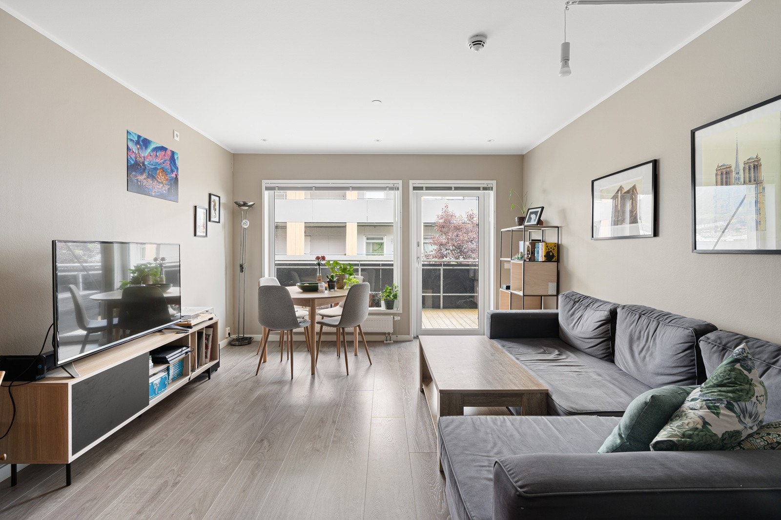 Stuen er malt i delikate farger. Rommets utforming gjør det enkelt å møblere, og du har god plass til spisebord. Galleribilde