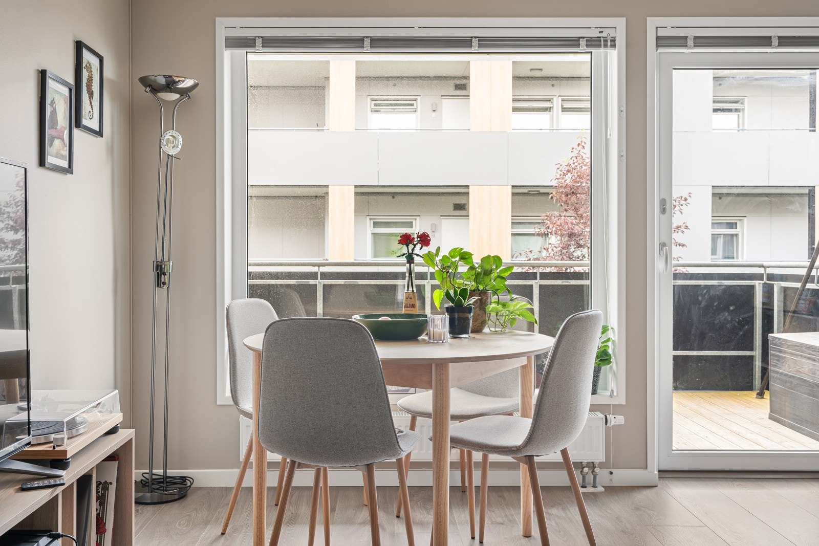 Fra stuen er det utgang til sørvestvendt veranda. Galleribilde