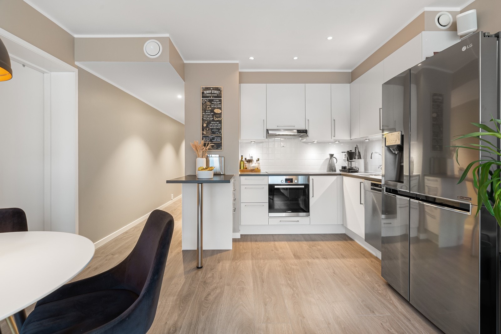 Pent kjøkken med rikelig skap- og benkeplass. Galleribilde