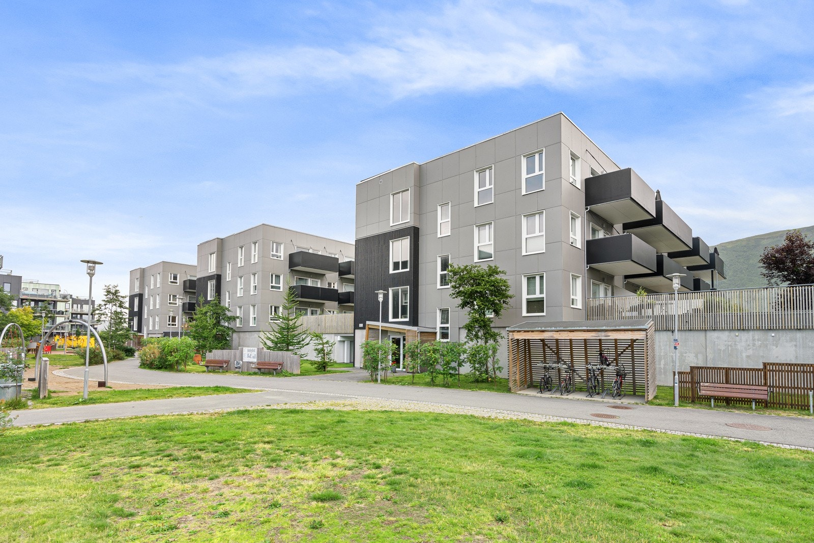 En moderne og sentrumsnær 3-roms fra 2015 med garasjeplass. Galleribilde