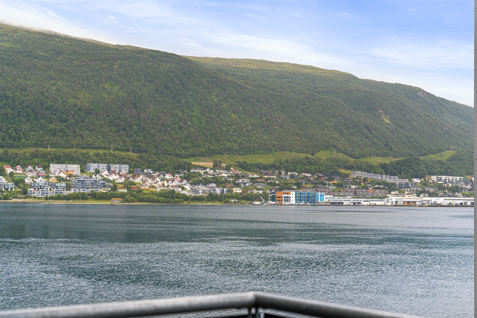 Leiligheten ligger fint til i 3. etasje, med strålende solforhold og sjøutsikt. Galleribilde