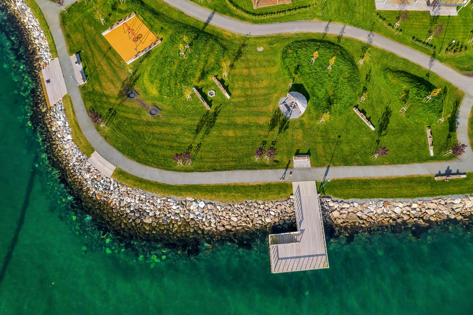 Nærområdet byr på meget fine tur- og aktivitetsområder. Gåavstand langs sjøen til både Sentrum og Telegrafbukta. Galleribilde