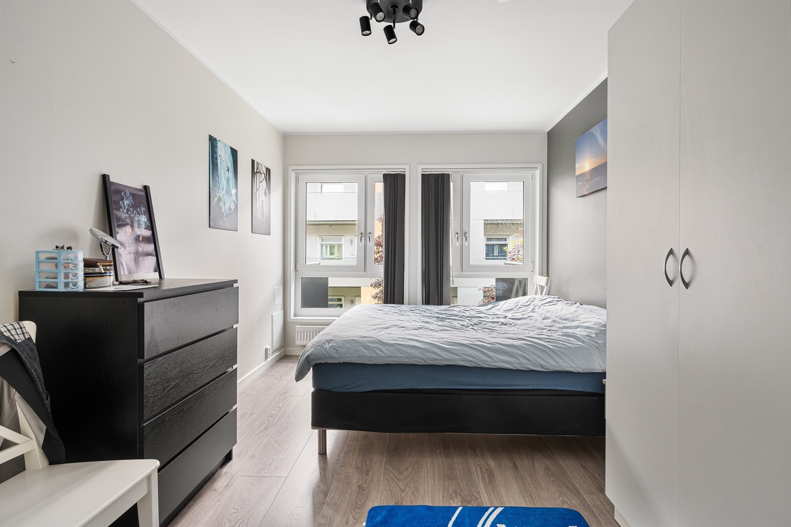 Det er satt inn garderobeskap på soverommet. I tillegg til at det er tilgang til innvendig bod herfra. Galleribilde