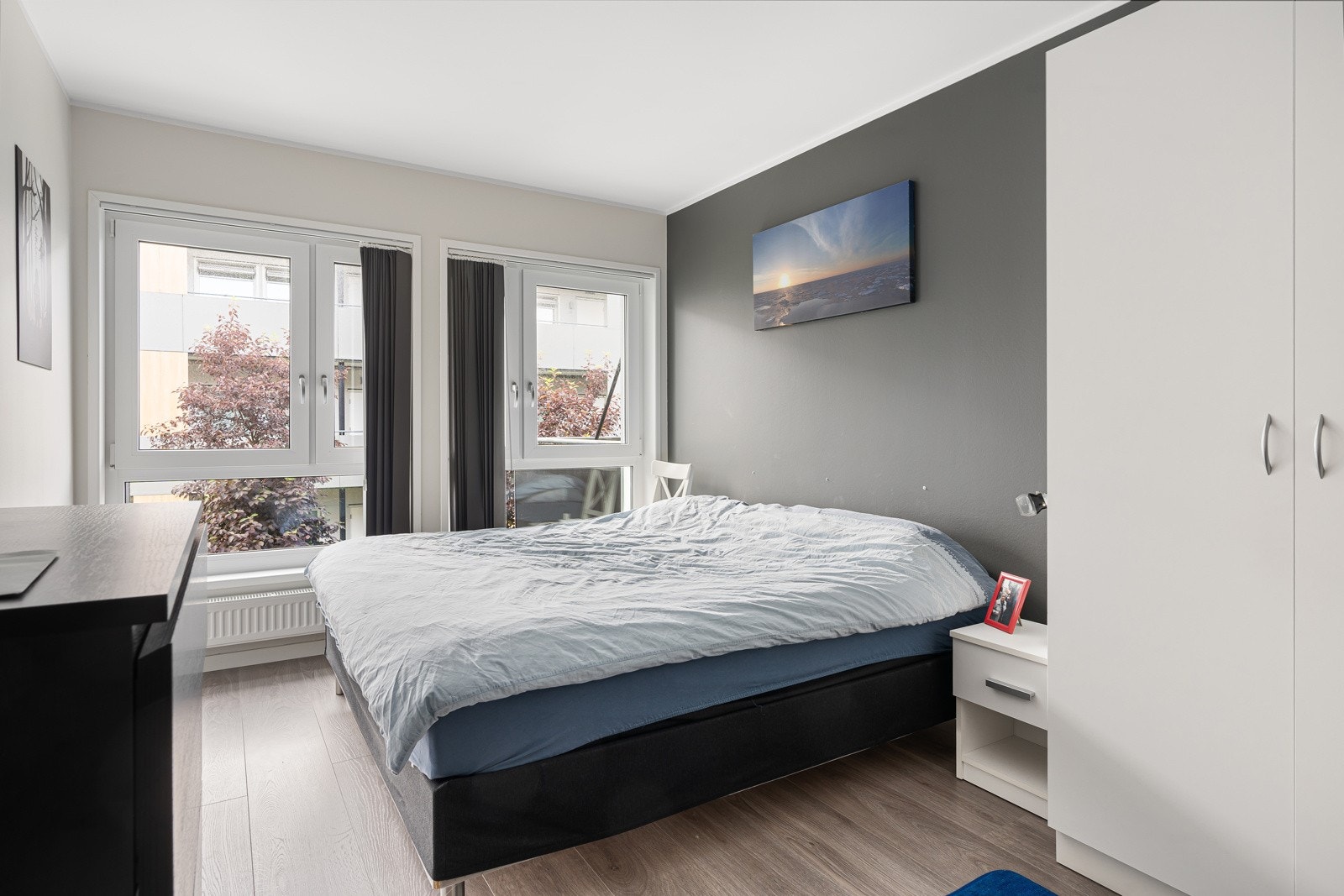 Hovedsoverommet er romslig med god plass til dobbeltseng med nattbord. Galleribilde