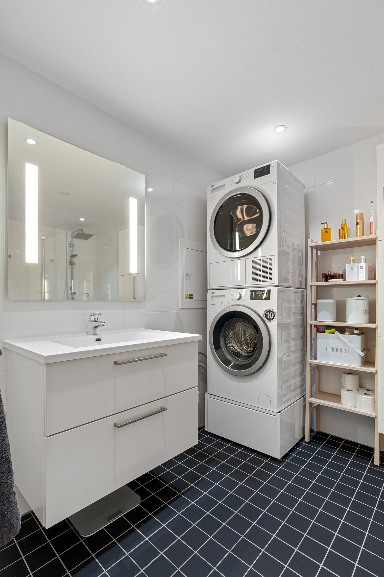 Baderomsinnredning med god oppbevaringsplsas. Galleribilde