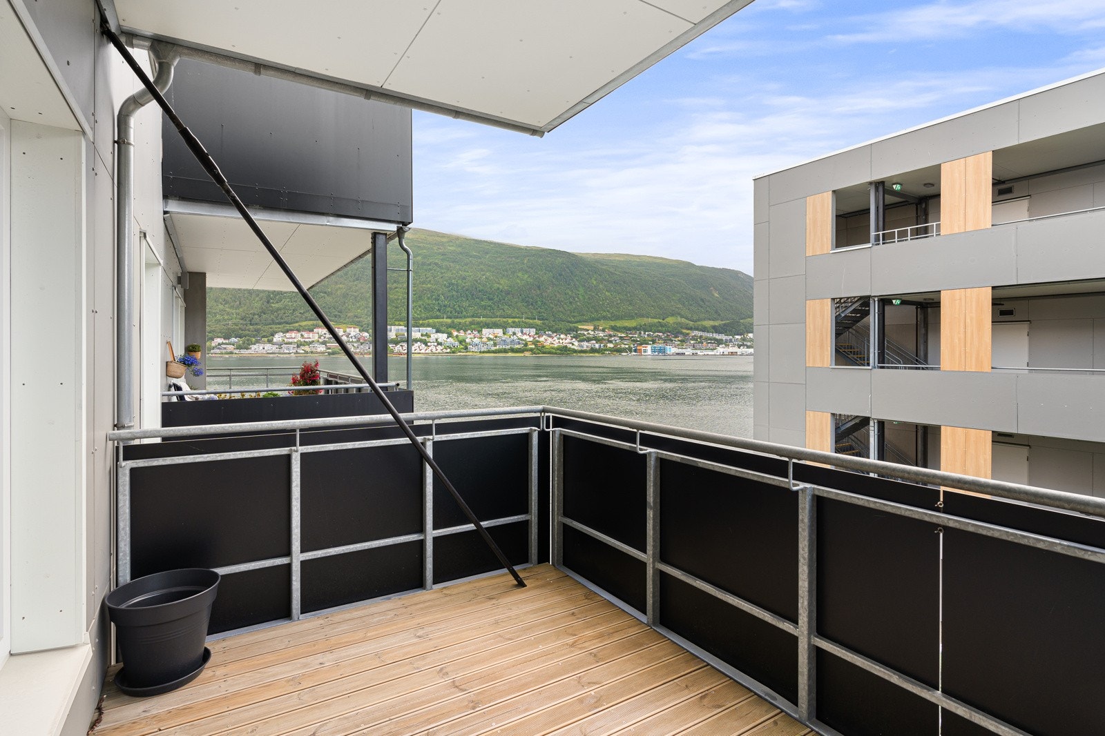 Verandaen er overbygd og har meget fine solforhold og ikke minst nydelig utsikt mot sjøen og over til fastlandet. Galleribilde