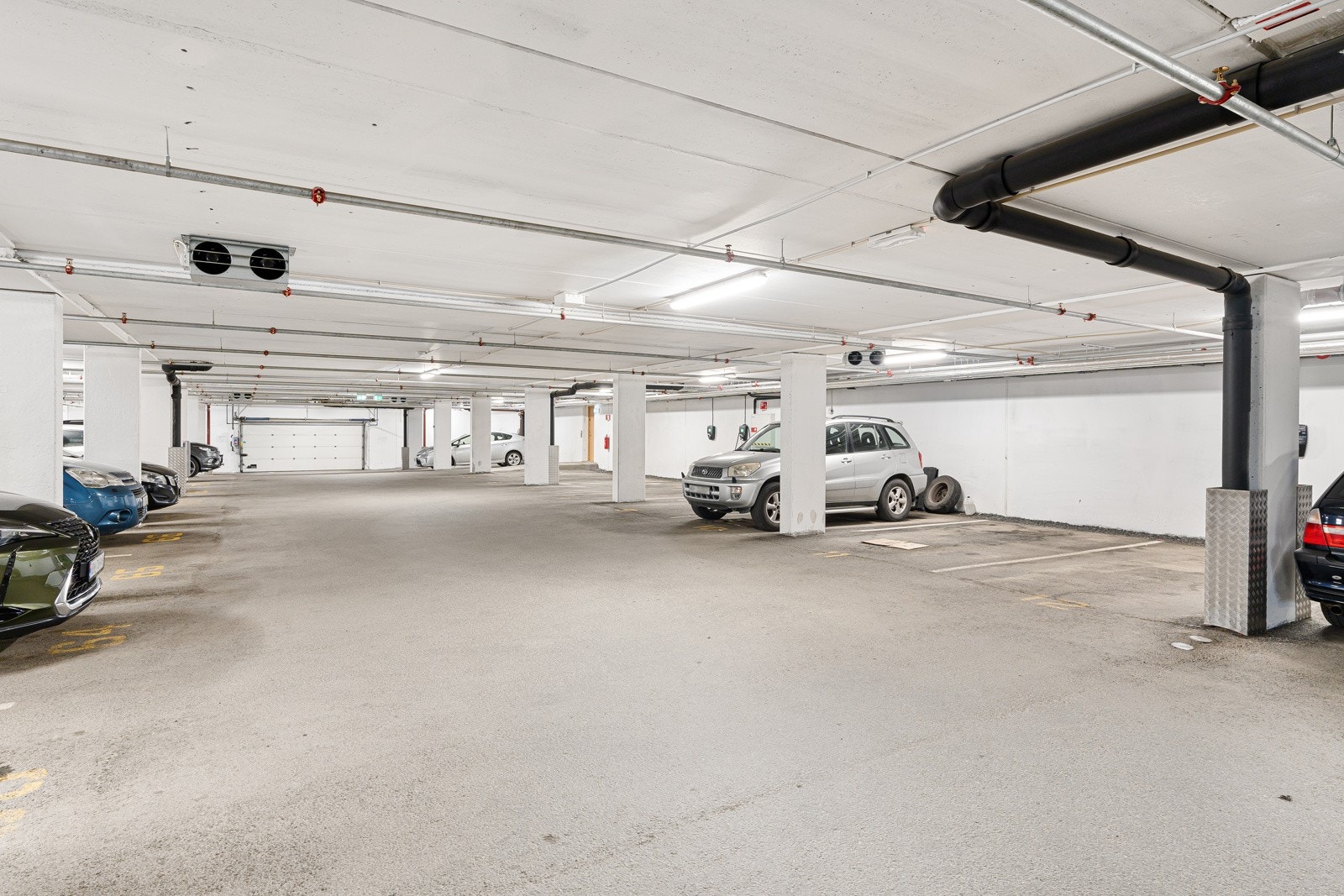 Fast parkeringsplass i felles garasjeanlegg. Galleribilde