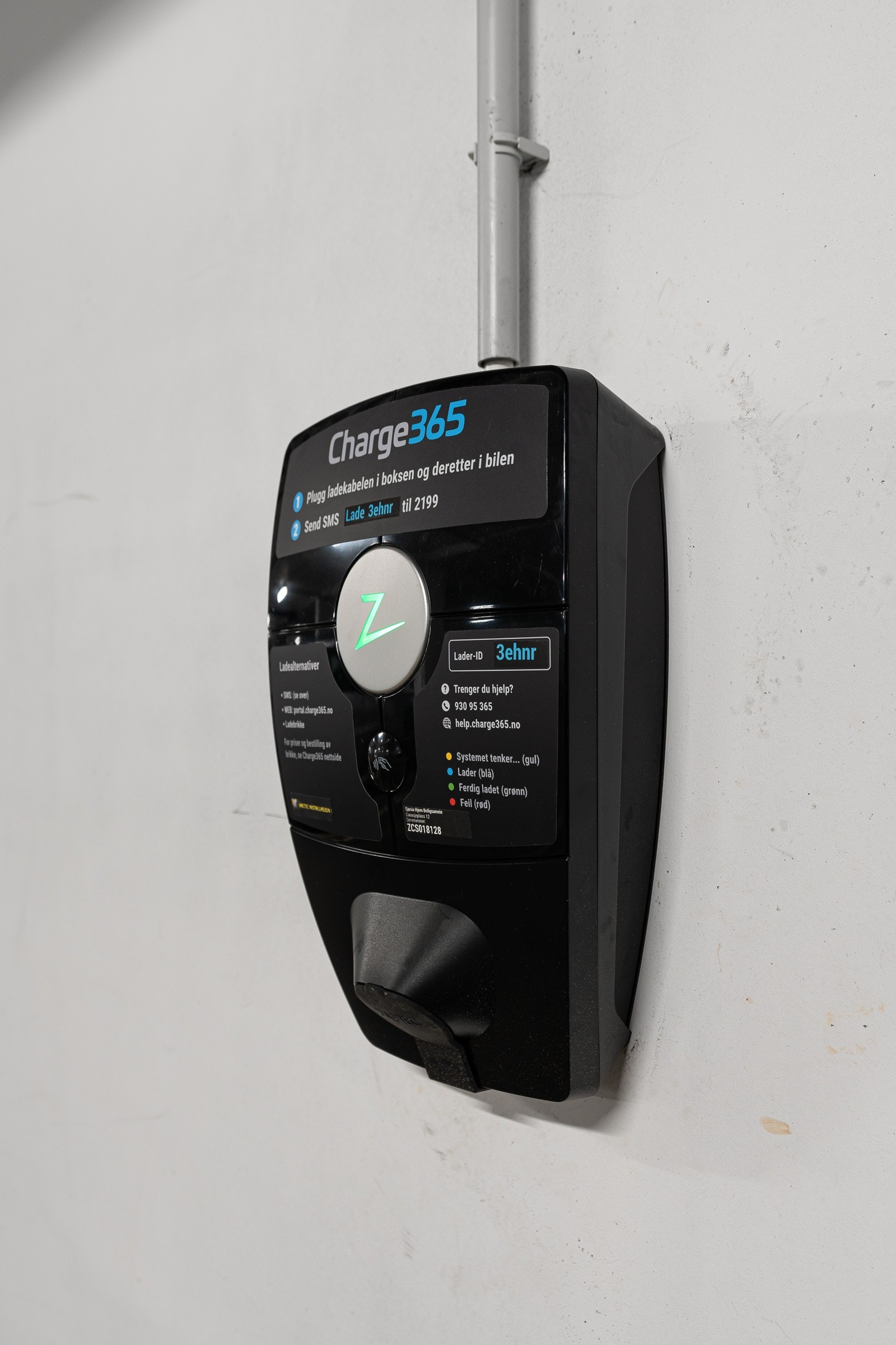 Montert elbil-lader på parkeringsplassen. Det er også en sportsbod i tilknytning til underetasjen. Galleribilde