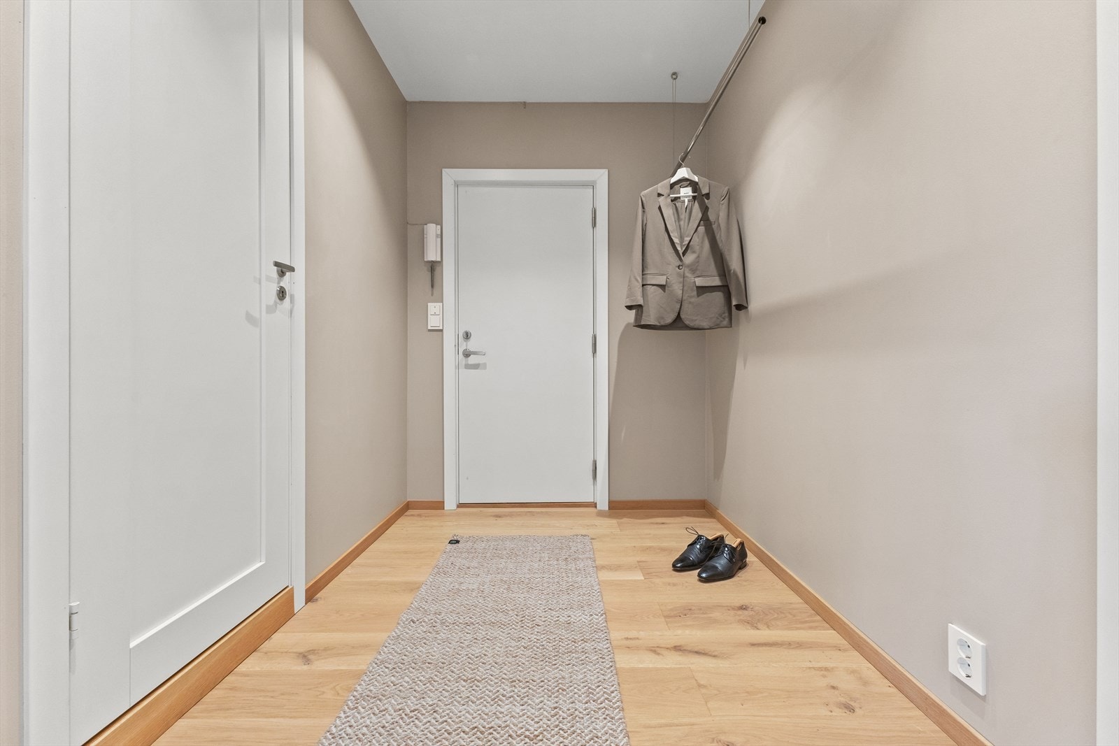 Lys og innbydende entrè med god plass til å sette fra seg sko og henge fra seg yttertøy. Galleribilde
