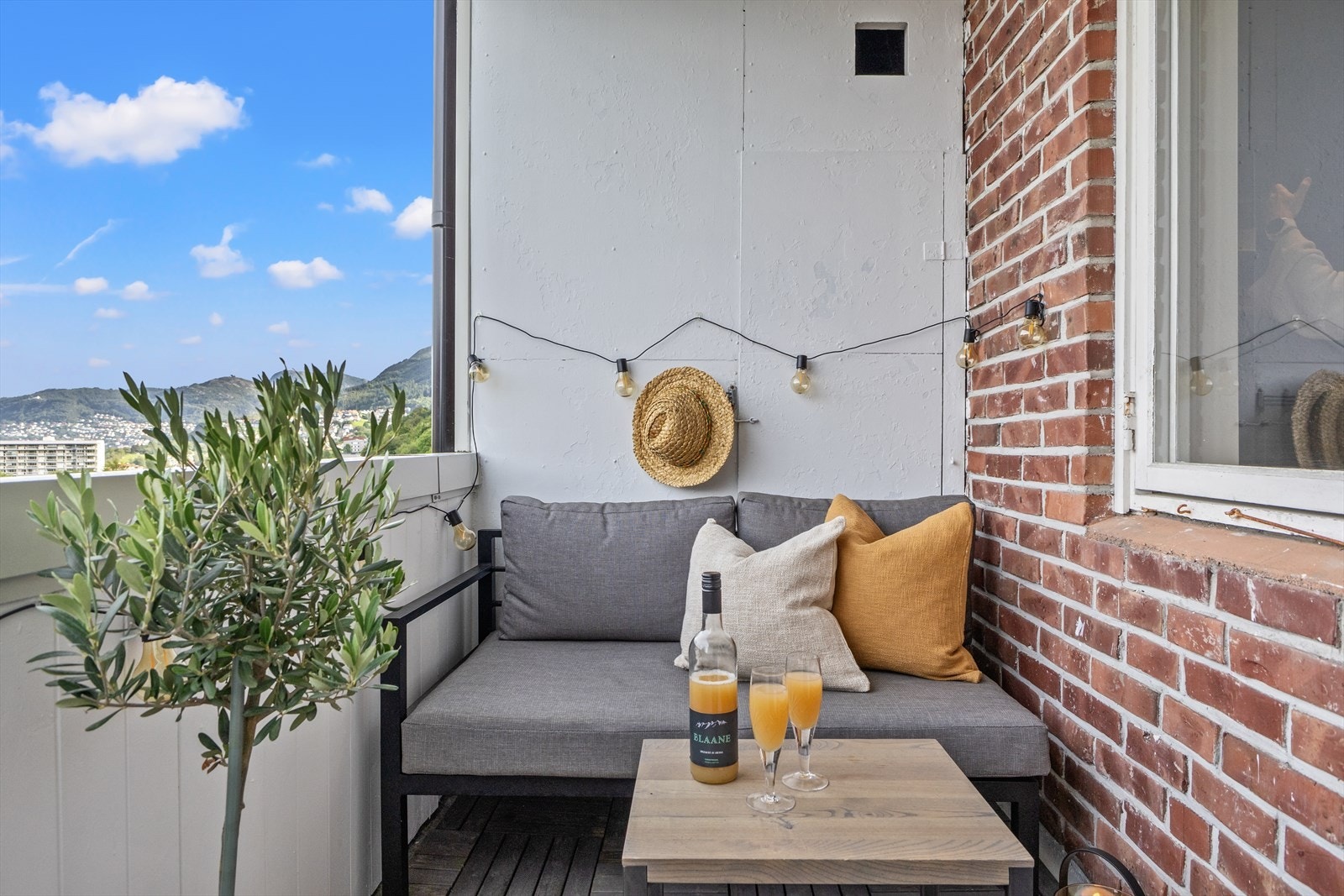 Legg merke til bod i bakkant av sofa. Her finner man en liten bod for enklere oppbevaring. I tillegg har leiligheten 3 andre eksterne boder. Galleribilde