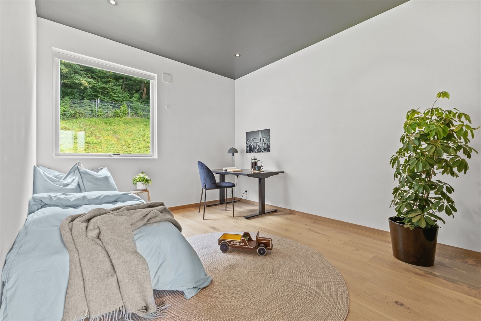 Leiligheten har 2 romslig soverom med god plass til seng av ønsket størrelse og øvrige møbleringsløsninger. Godt med garderobe- og oppbevaringsplass på begge rom. Galleribilde
