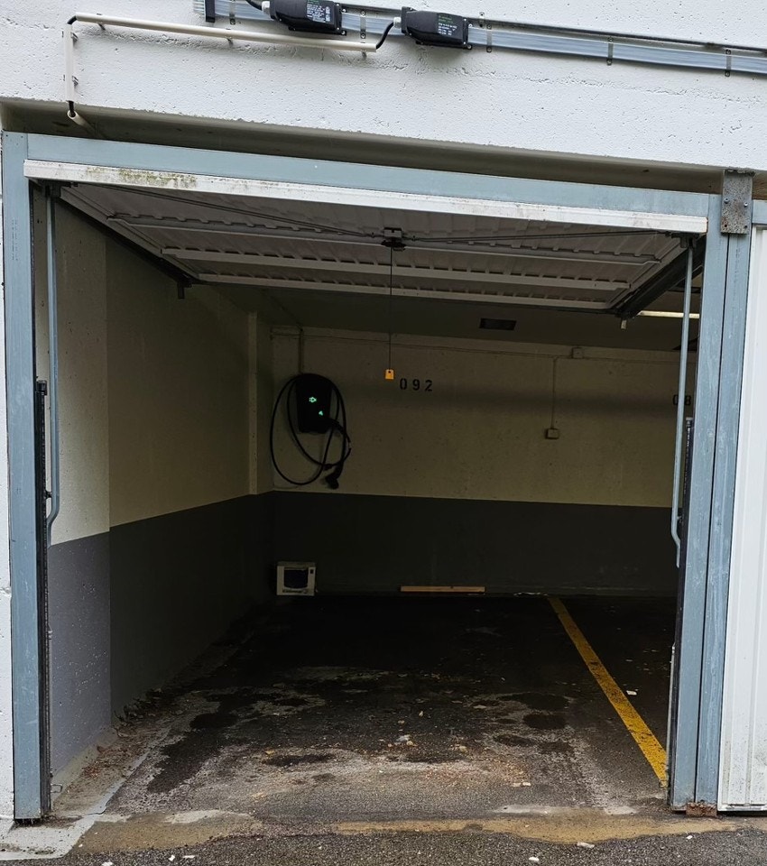 Garasjeplass med elbillader Galleribilde