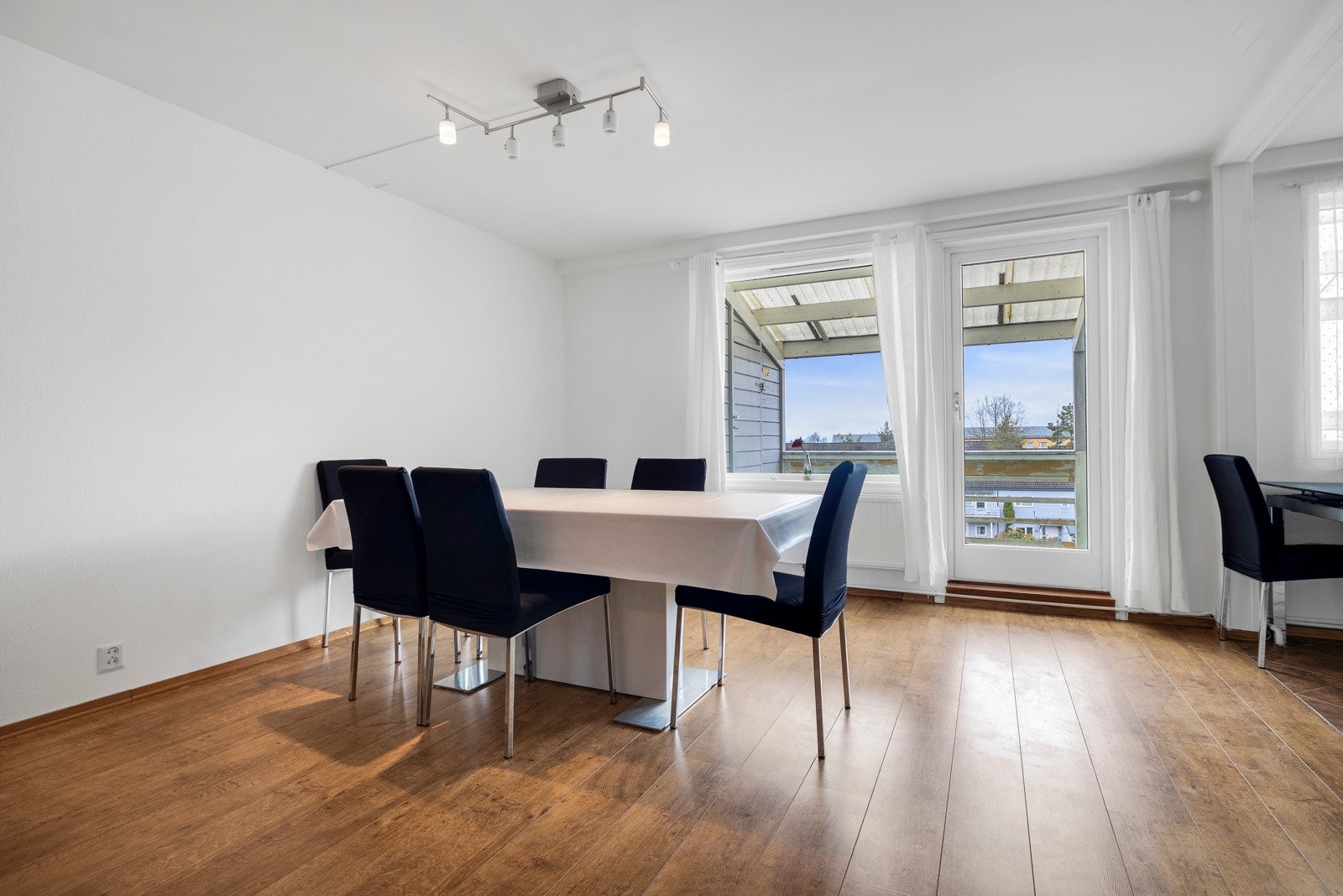 Boligen har en romslig stue med store vindusflater som slipper inn godt med naturlig lys Galleribilde