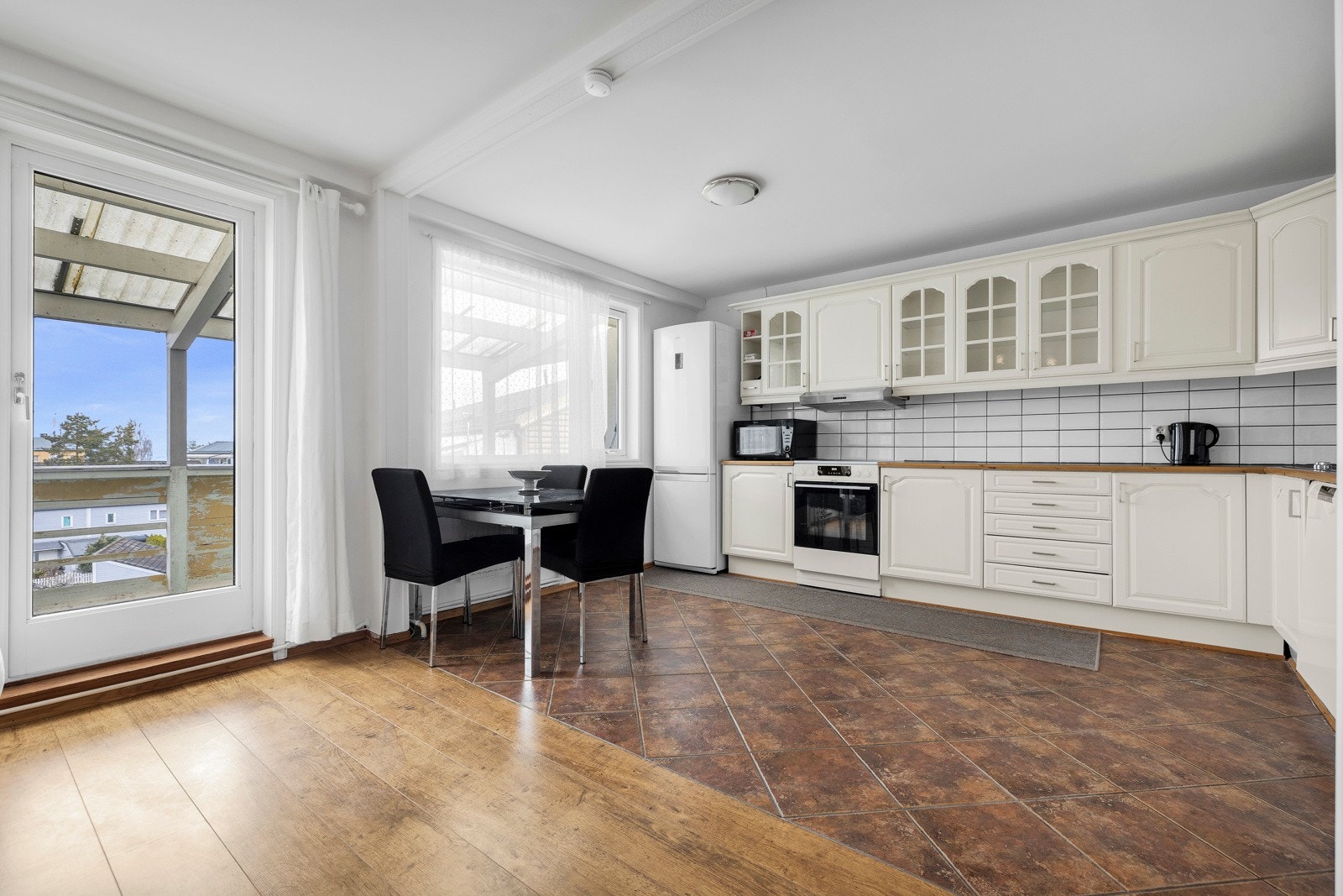 Stuen ligger i en praktisk og sosial åpen løsning mot kjøkkenet Galleribilde