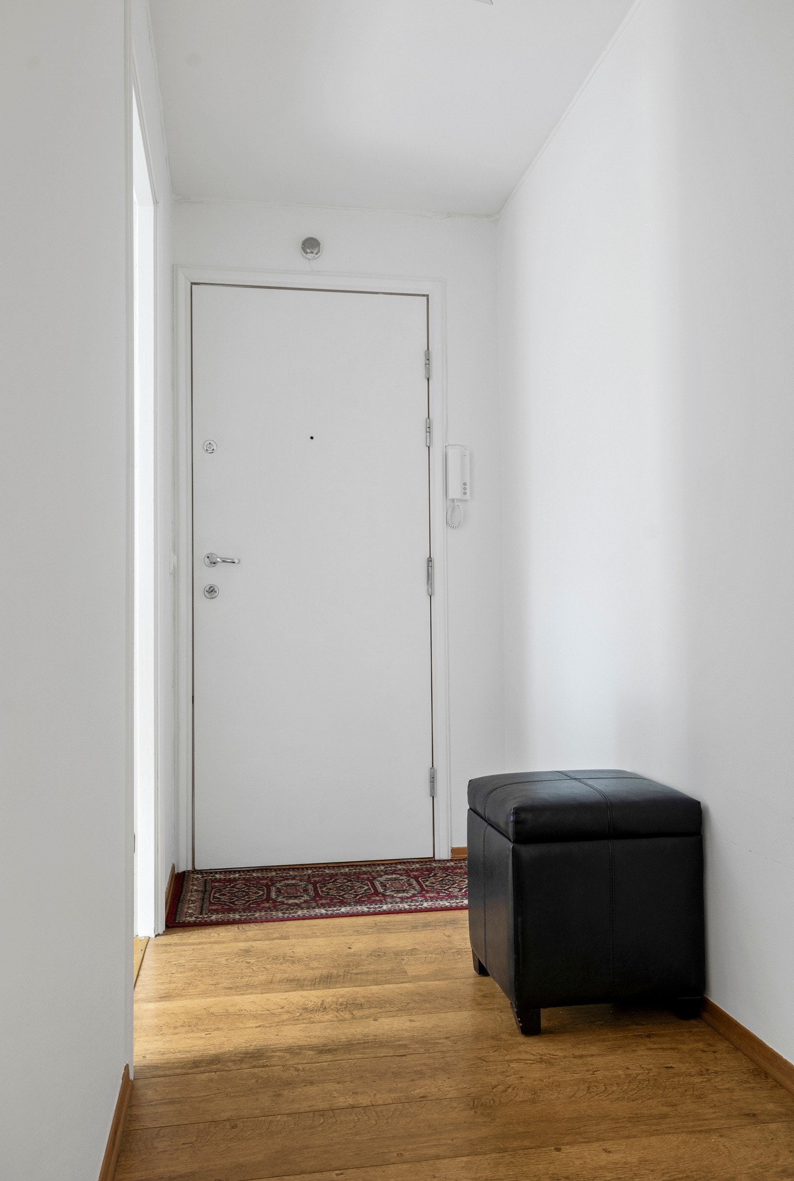 Romslig entré med gode opphengsmuligheter for yttertøy og sko Galleribilde