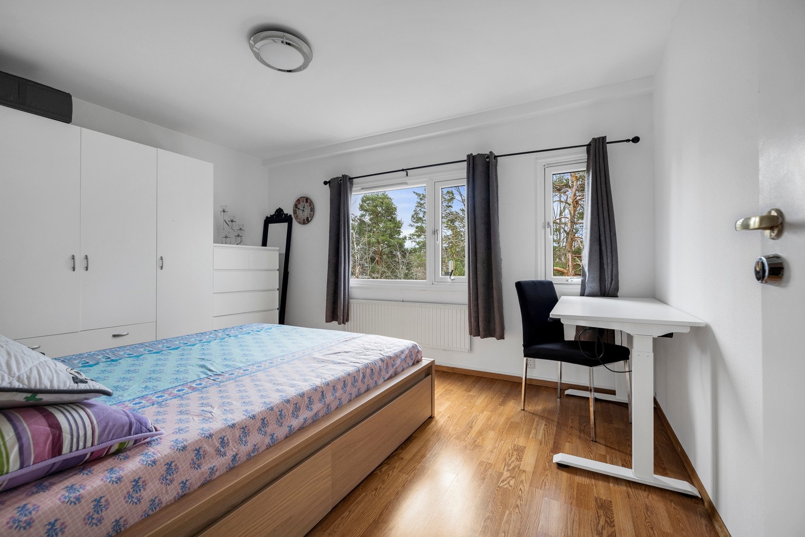 Alle rommene er innredet med garderobeskap Galleribilde