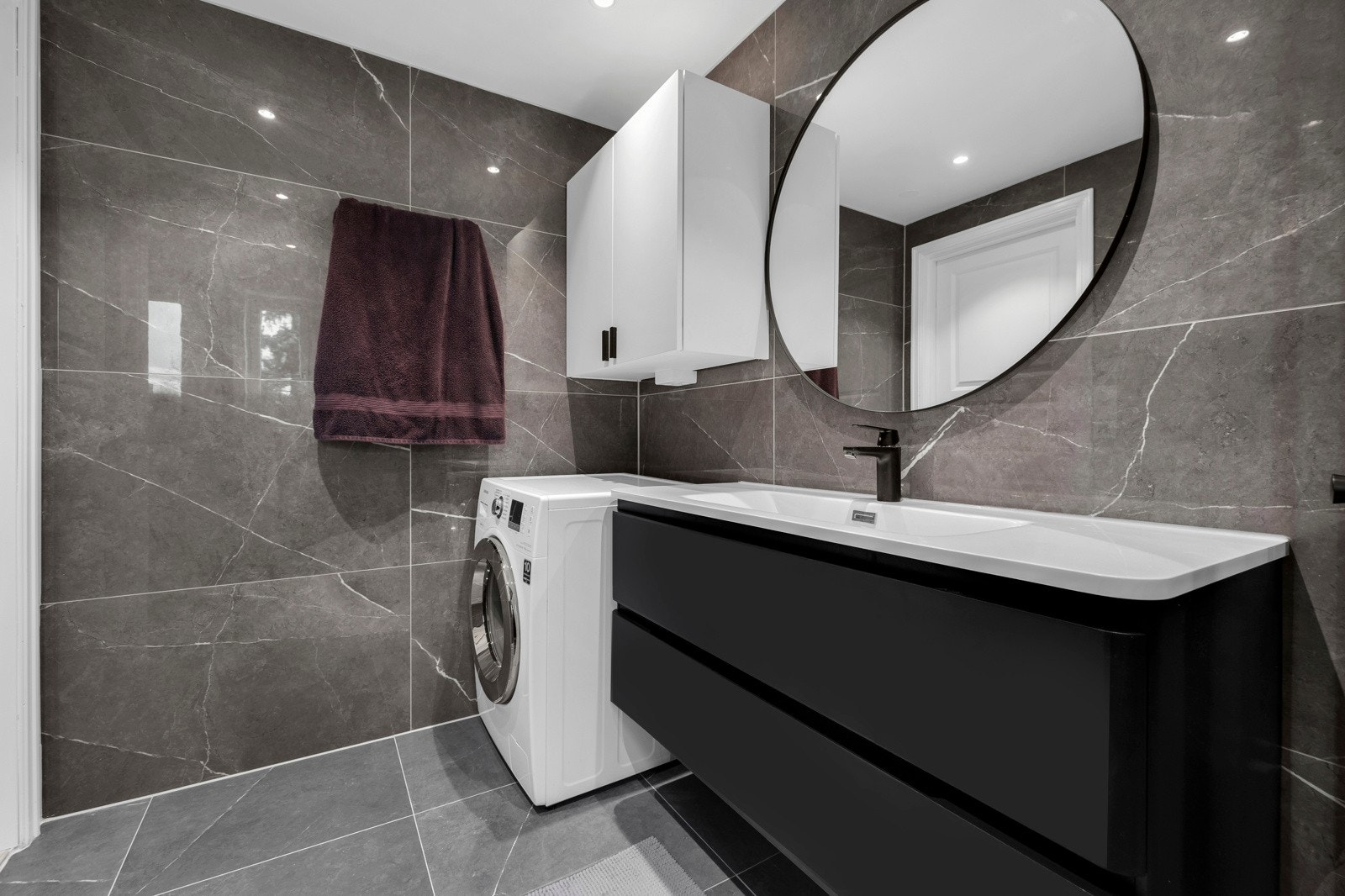 Flislagt gulv med varmekabler. Vegger kledd med fliser og himling med malte plater og downlights Galleribilde