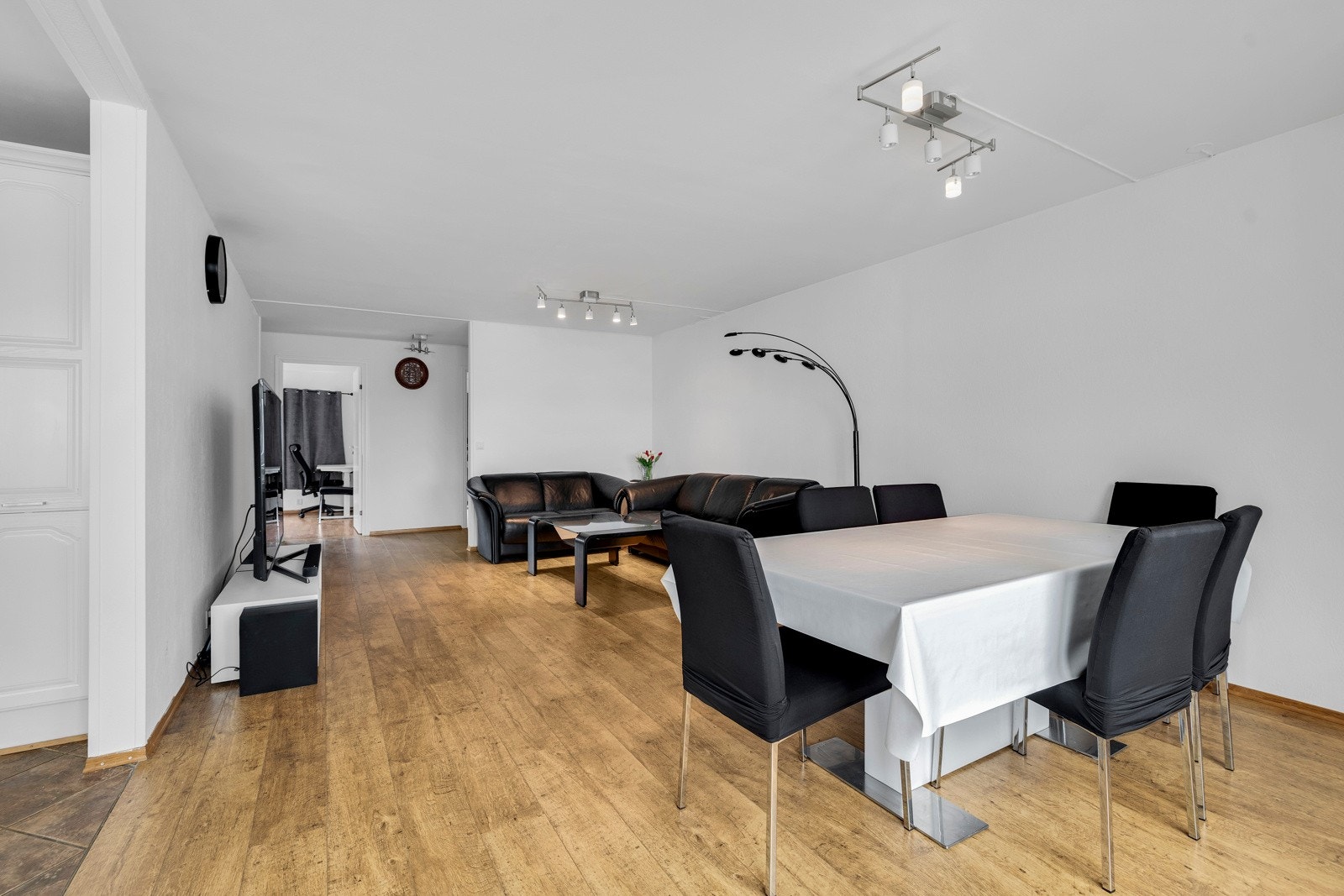 Stor 4-roms topp-/endeleilighet | Balkong på 11 m² | Garasjeplass | Rosenholm skolekrets | Bad fra 2023 Galleribilde