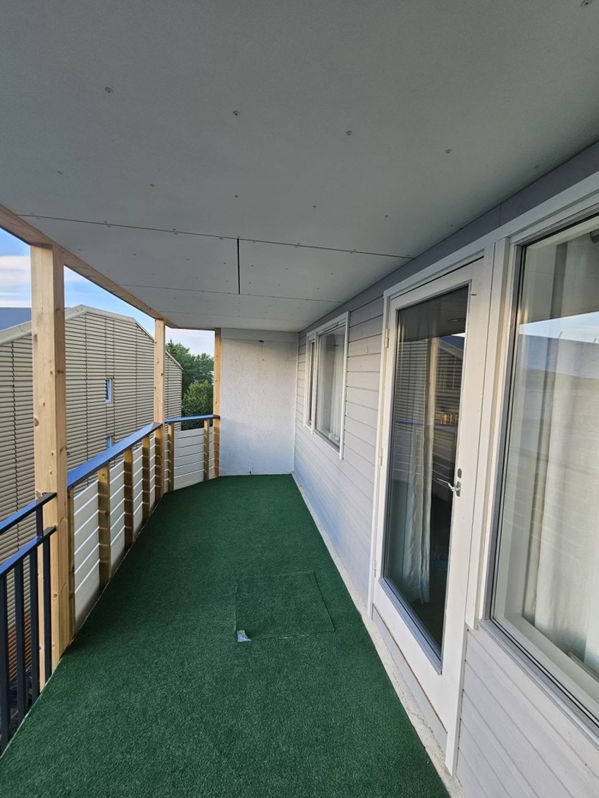 Fra stuen er det utgang til balkong på ca. 11 m² med fin utsikt over nærområdet Galleribilde