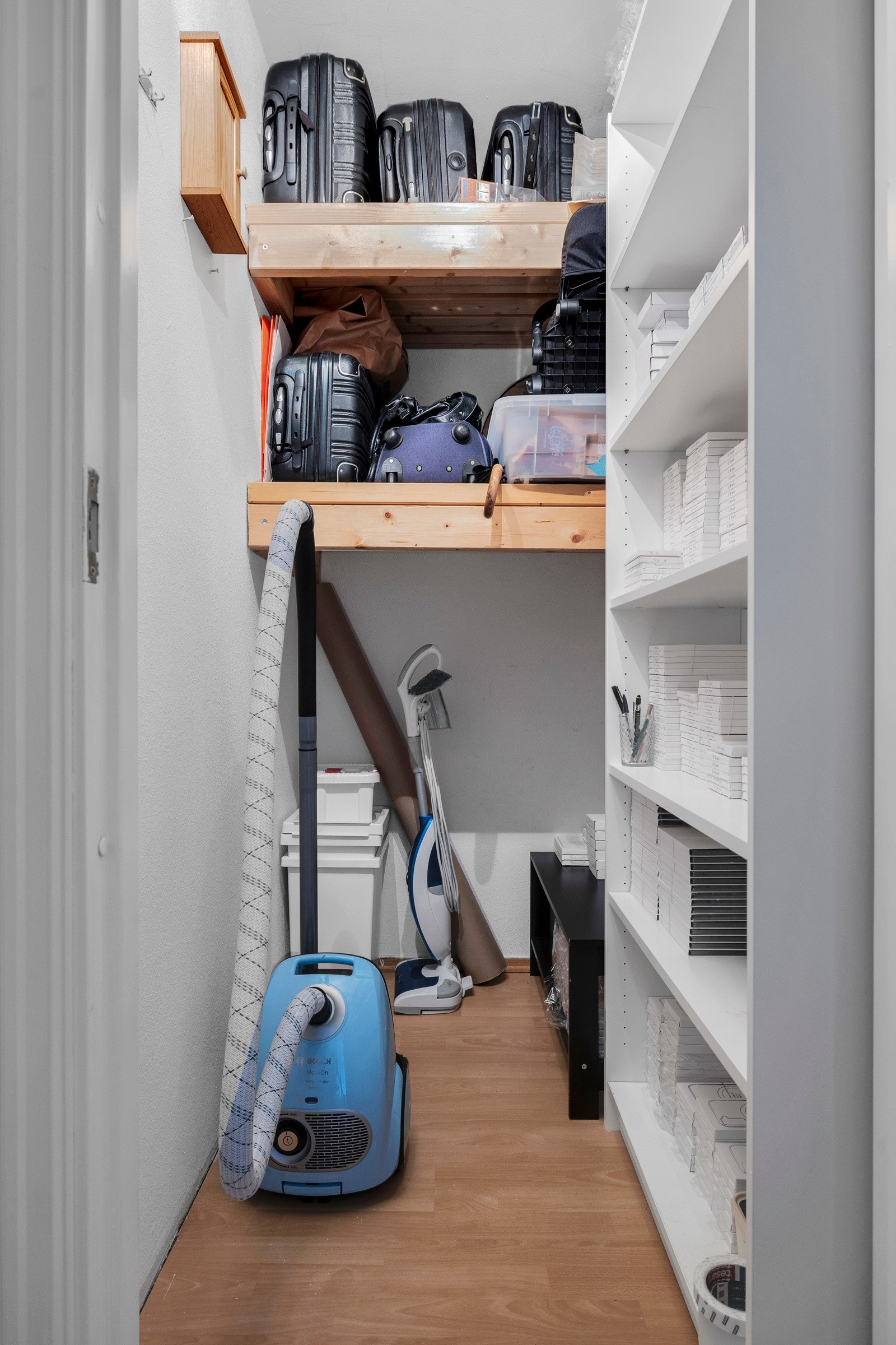 I tilknytning til entreen er det en romslig bod som gir godt med oppbevaringsplass inne i boligen Galleribilde