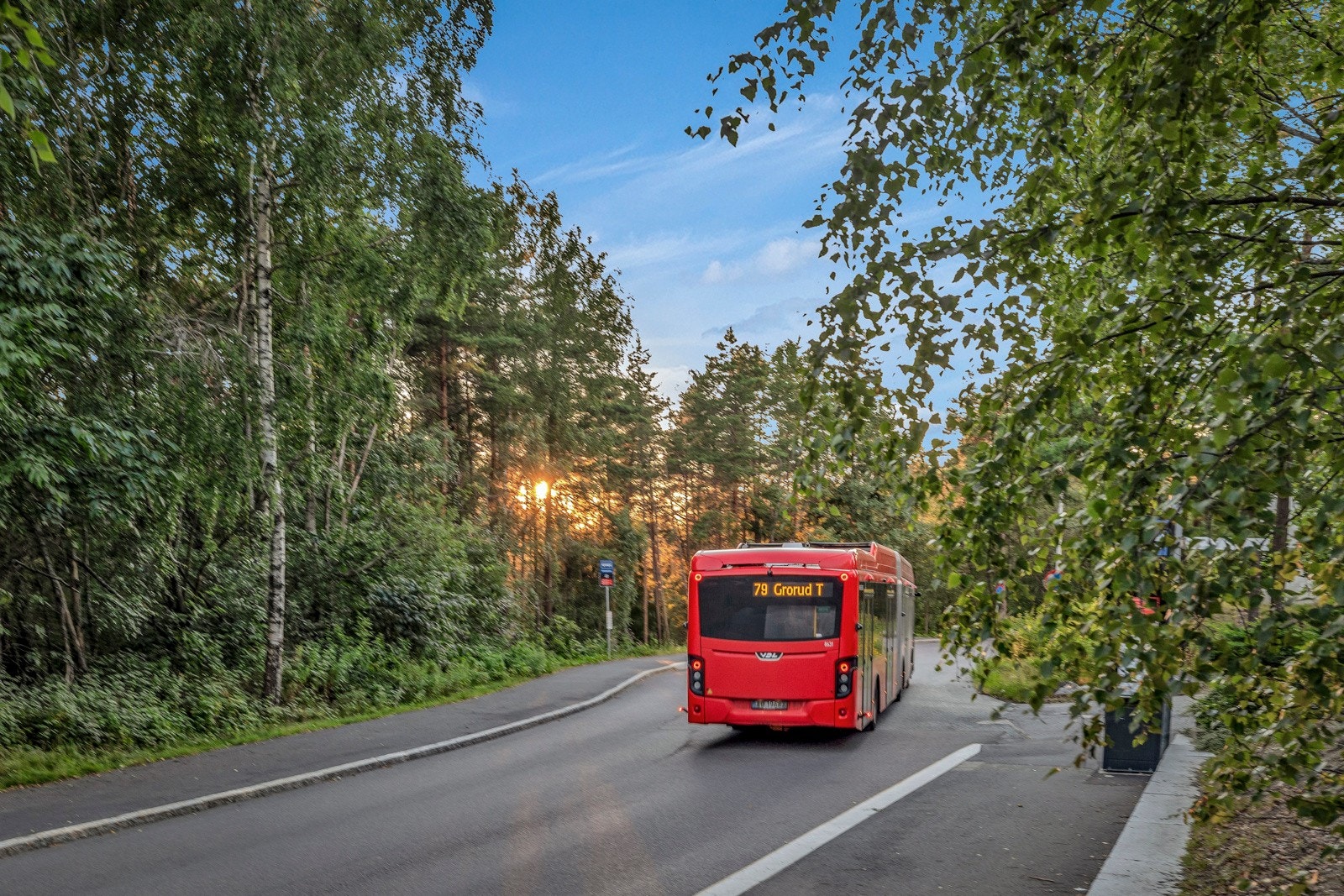 Området byr på god offentlig kommunikasjon, med bl.a. bussforbindelse til Holmlia stasjon Galleribilde