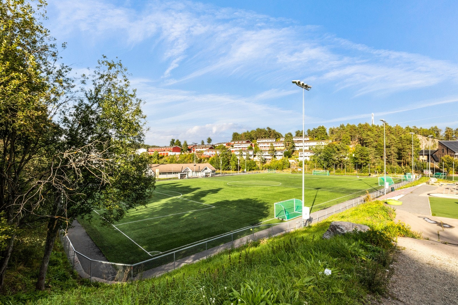Fra boligen er det gangavstand til idrettspark ved Holmlia ungdomsskole Galleribilde