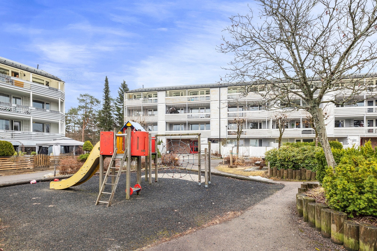 Fellesarealene er pent opparbeidet med flere lekeplasser, sittegrupper og grøntareal Galleribilde