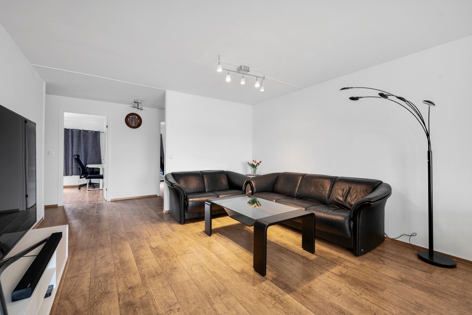 Stuens utforming gjør den enkel å innrede med god plass til både spisebord og sofagruppe Galleribilde