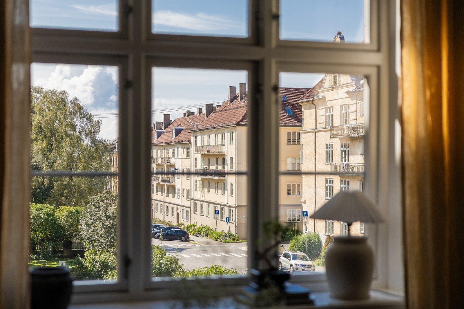 Utsyn mot felles hage og nedover Omsens gate Galleribilde