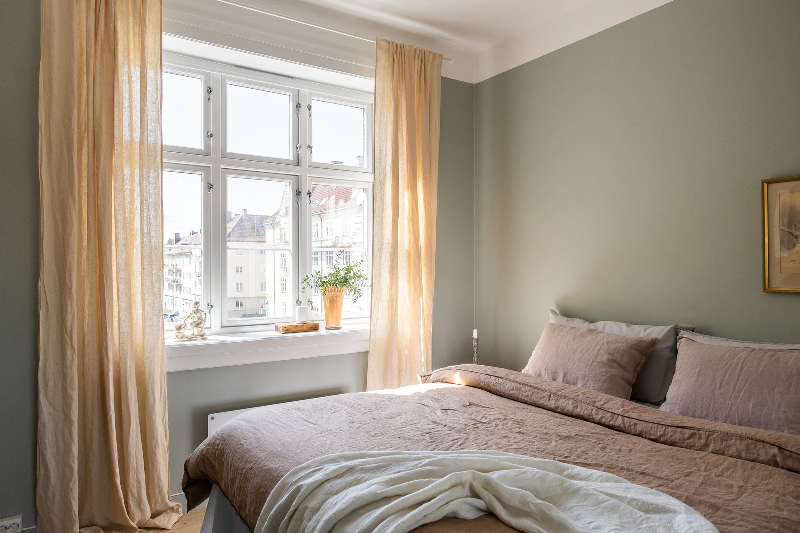 Romslig og luftig soverom Galleribilde