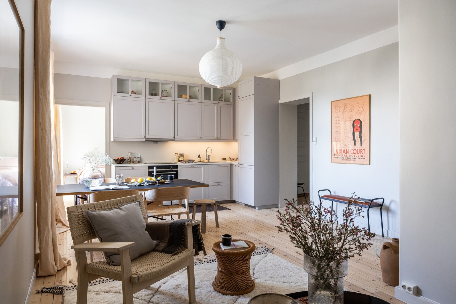 Fin stue med god takhøyde og originale tregulv Galleribilde