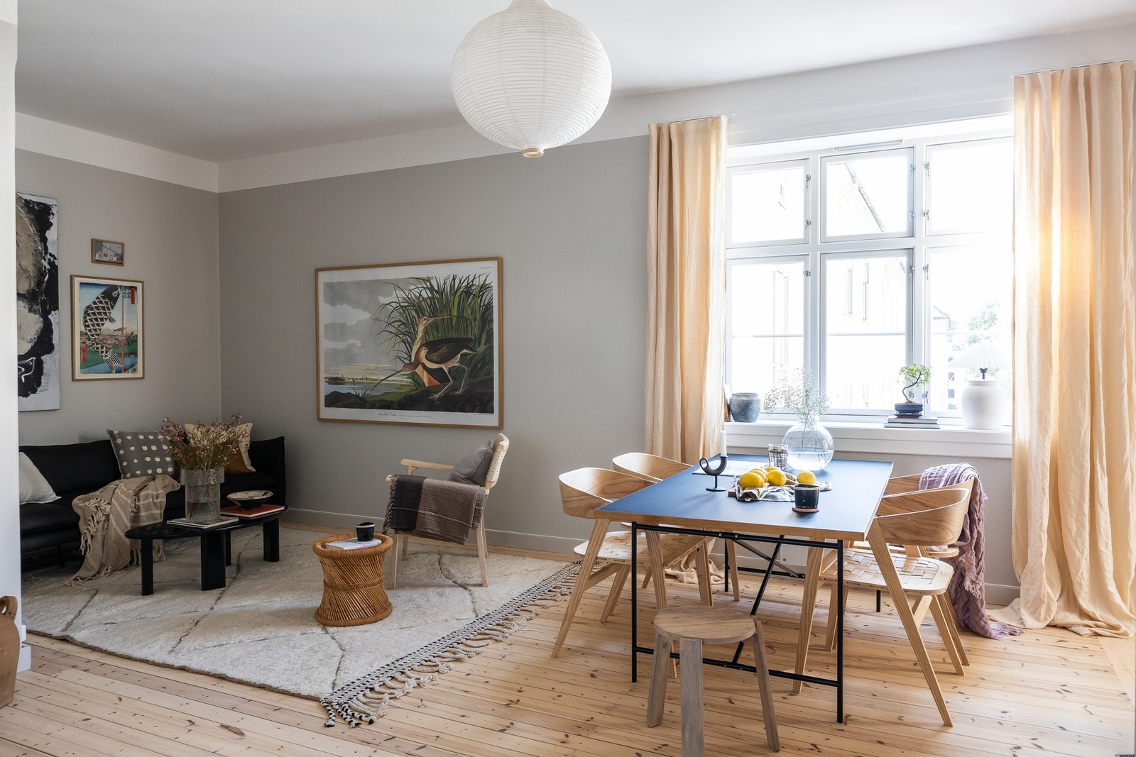 Det er god plass til flere sittegrupper i stuen Galleribilde