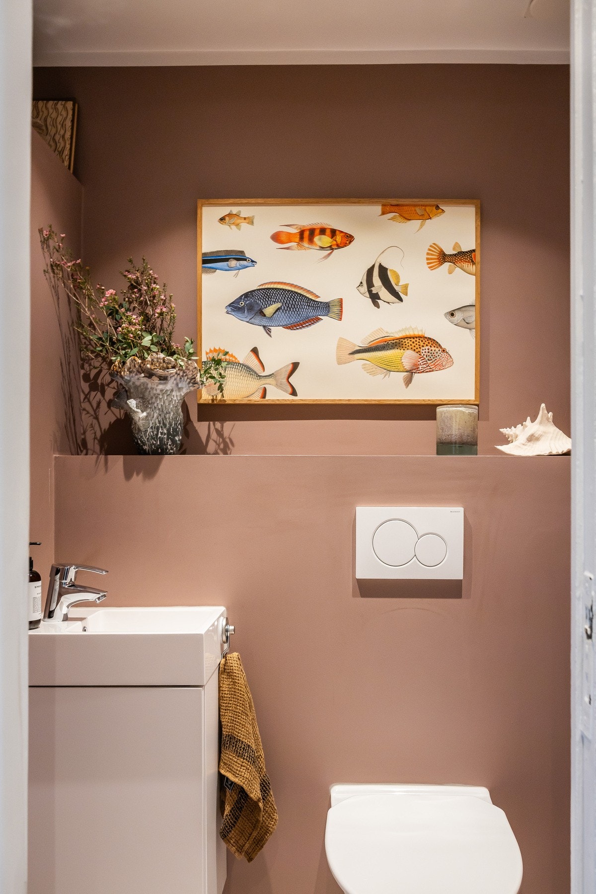 Separat toalett med servant Galleribilde